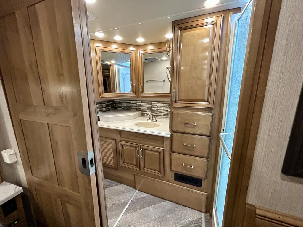 2020 Fleetwood Pace Arrow LXE 38K, Photos photo 32