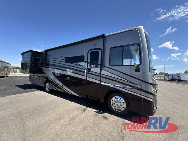 2024 Fleetwood Bounder 33C - Photo 2