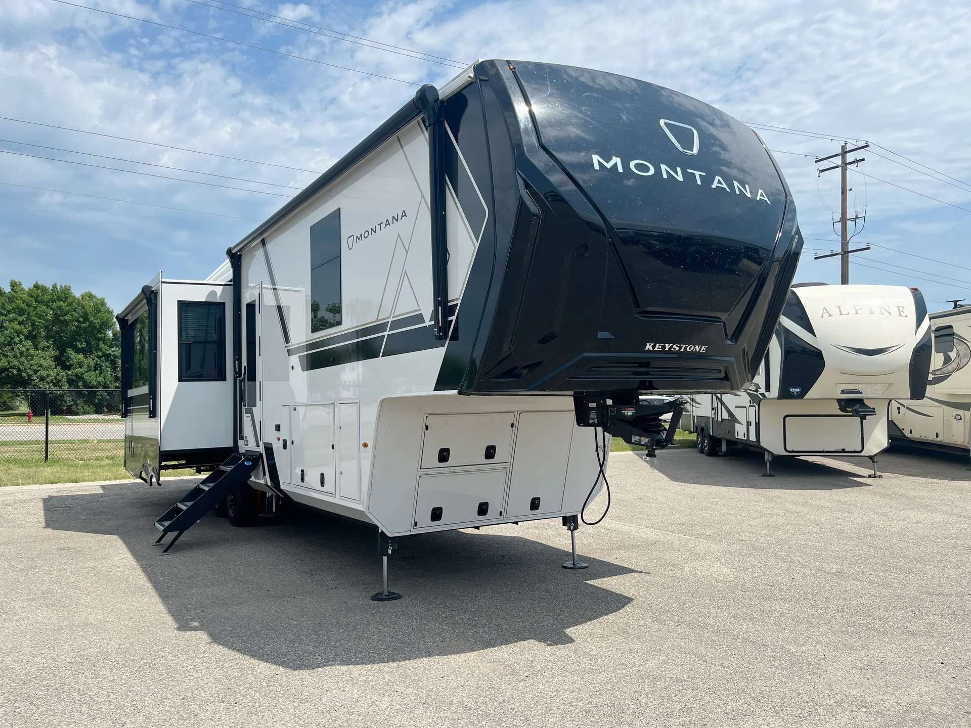2027 Keystone Montana 3100RL - Photo 2