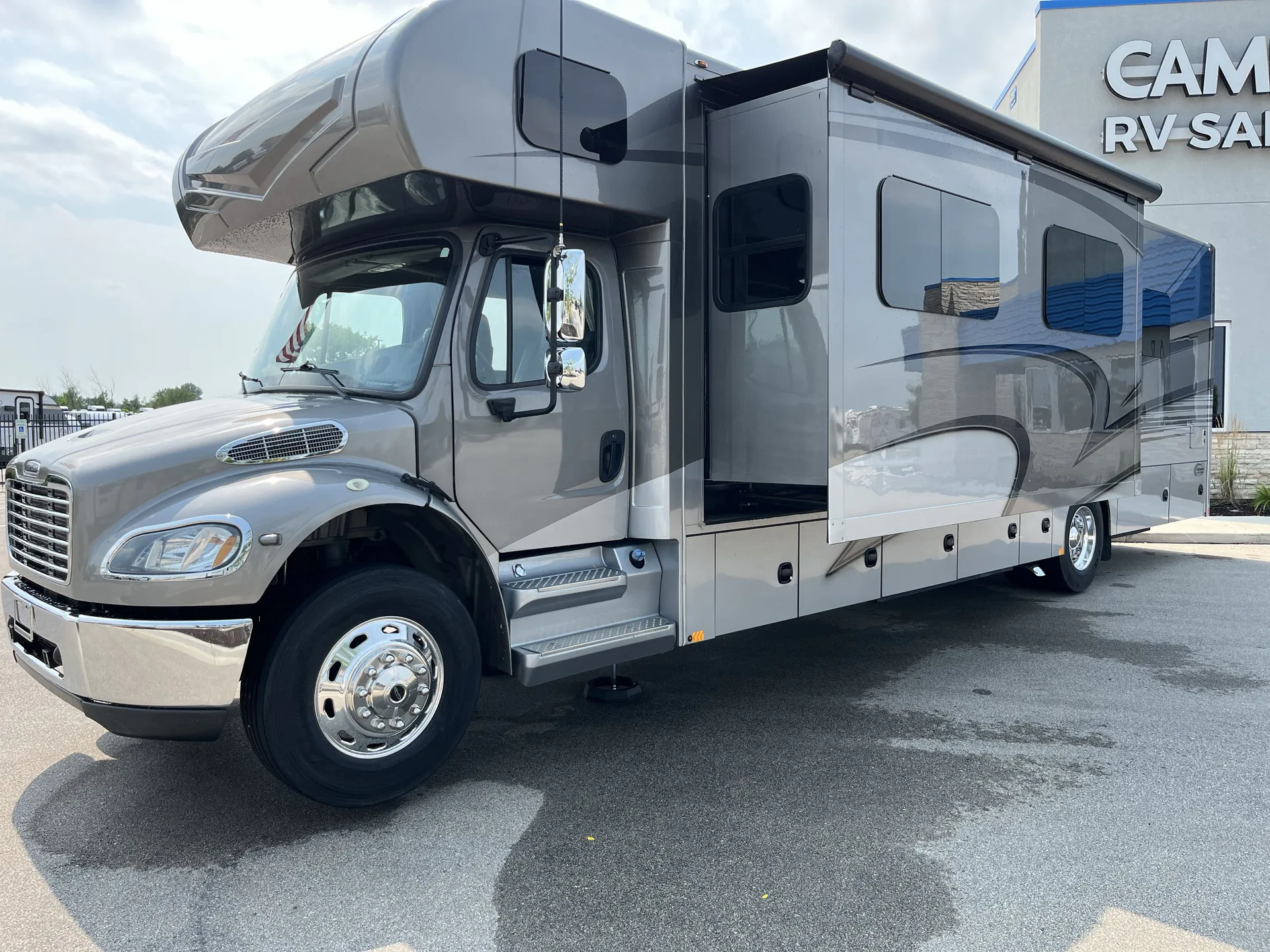2019 Renegade RV Valencia 38RW — living area main