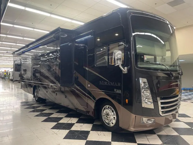 2019 Thor Motor Coach Miramar 35.2 - Photo 2
