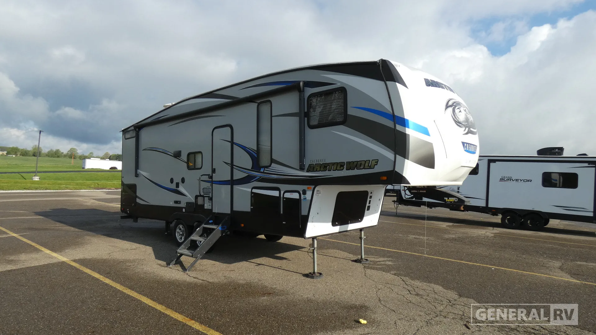 2019 Forest River Cherokee Arctic Wolf 265DBH8 - Photo 2
