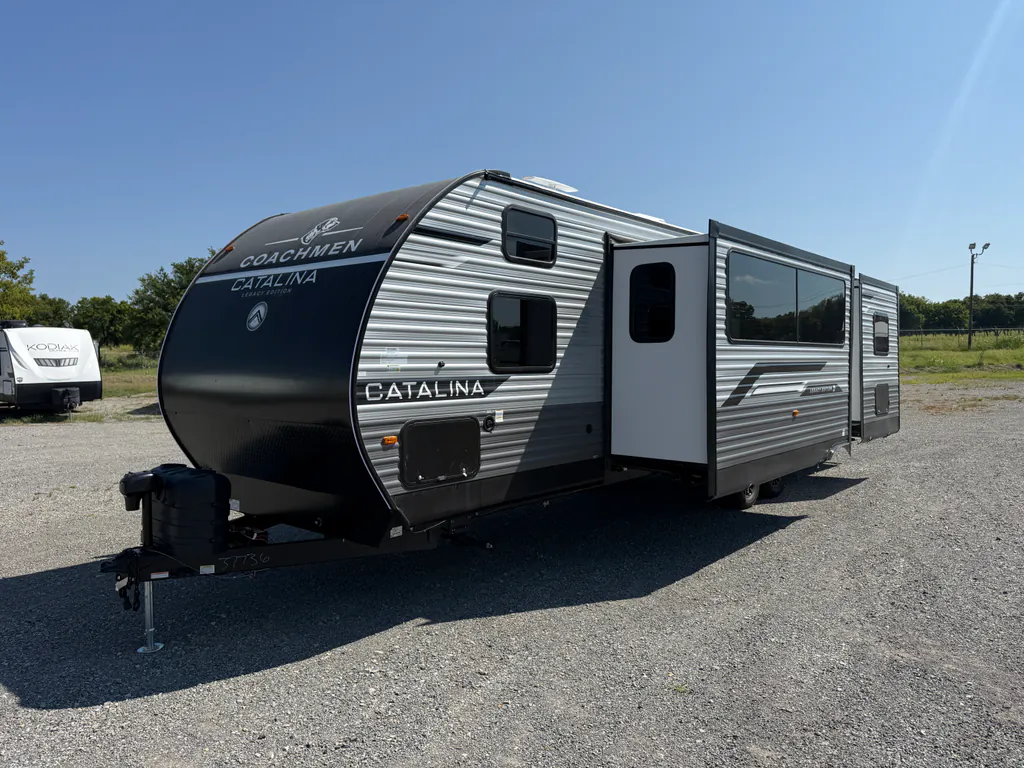 2027 Coachmen Catalina Legacy Edition 333DBDSCK, Photos photo 3
