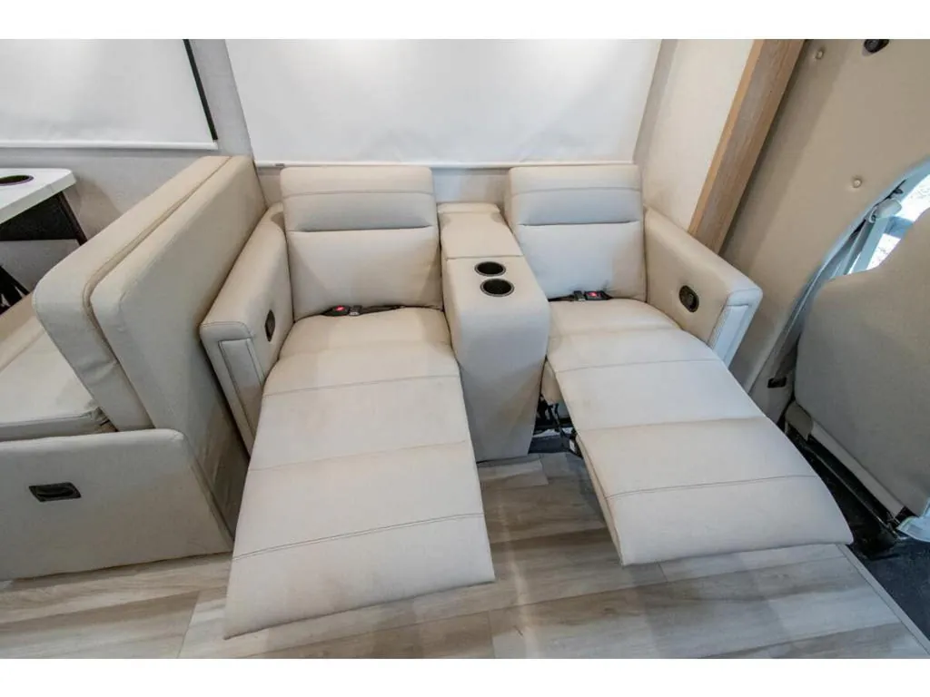 2027 Thor Motor Coach Quantum HS31, Photos photo 10