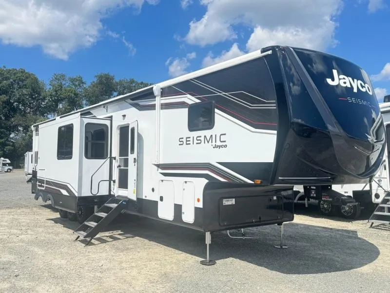 2026 Jayco Seismic 399 - Photo 3