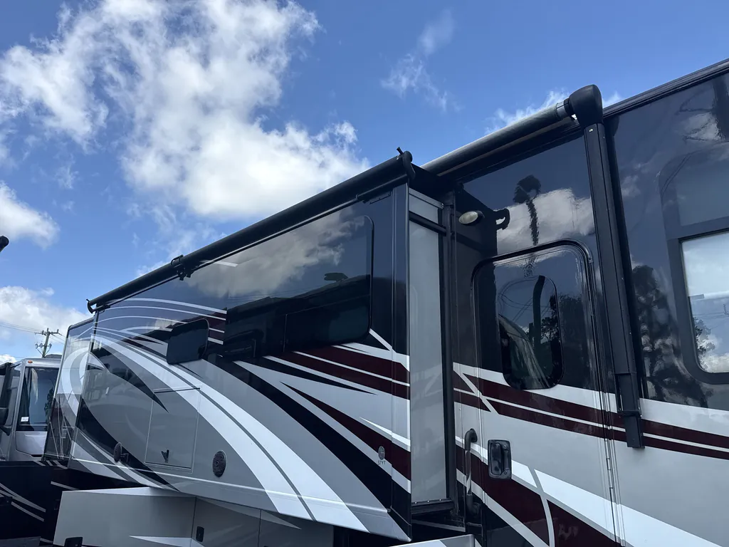2017 Thor Motor Coach Challenger 37YT, Photos photo 36