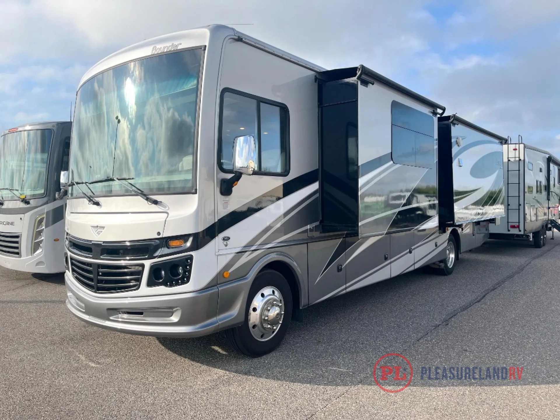 2021 Fleetwood Bounder 35P - Photo 4
