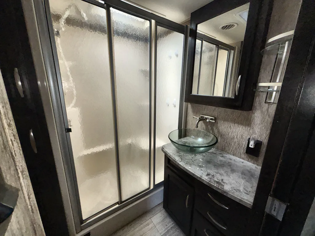 2015 Grand Design Momentum 380TH, Photos photo 17