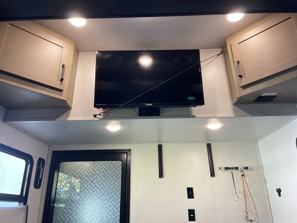 2022 Keystone Raptor 351, Photos photo 10