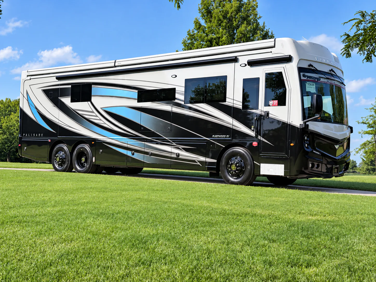 2027 Fleetwood Palisade 40H - Photo 2