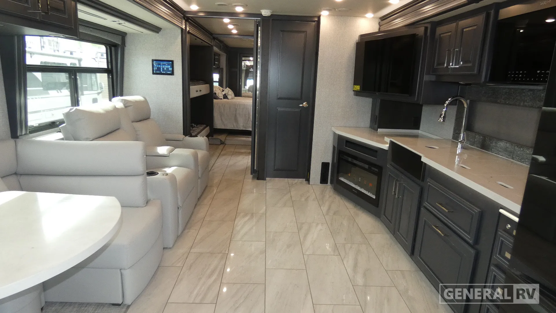 2026 Fleetwood Discovery LXE 40G - Photo 3