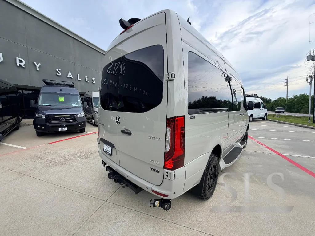 2025 Midwest Automotive Designs Luxe Cruiser D4, Photos photo 3