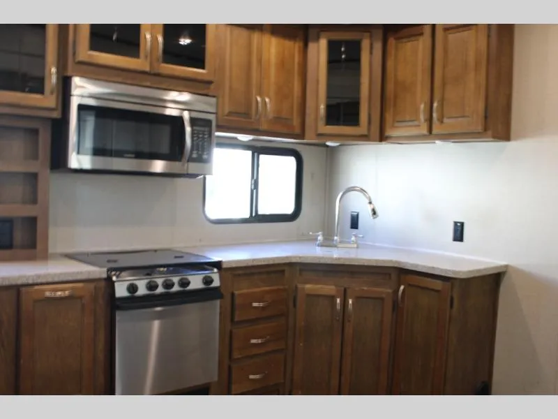 2019 Shasta RVs Phoenix 370FE - Photo 3