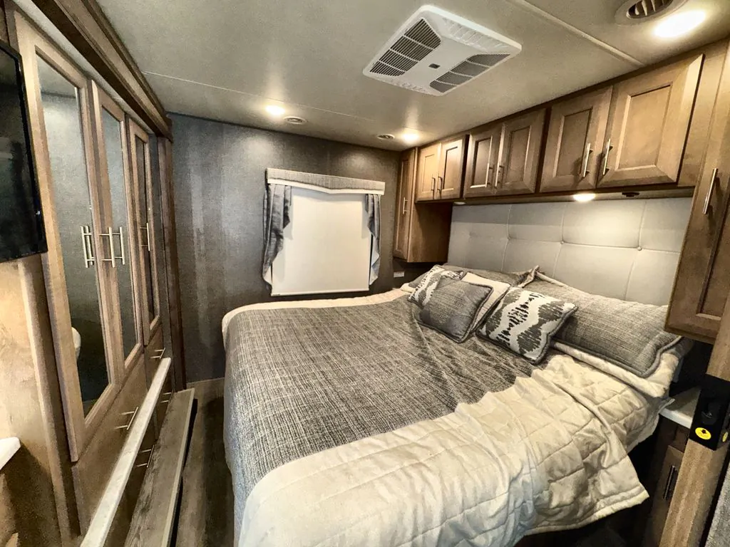 2022 Thor Motor Coach Challenger 35MQ, Photos photo 12