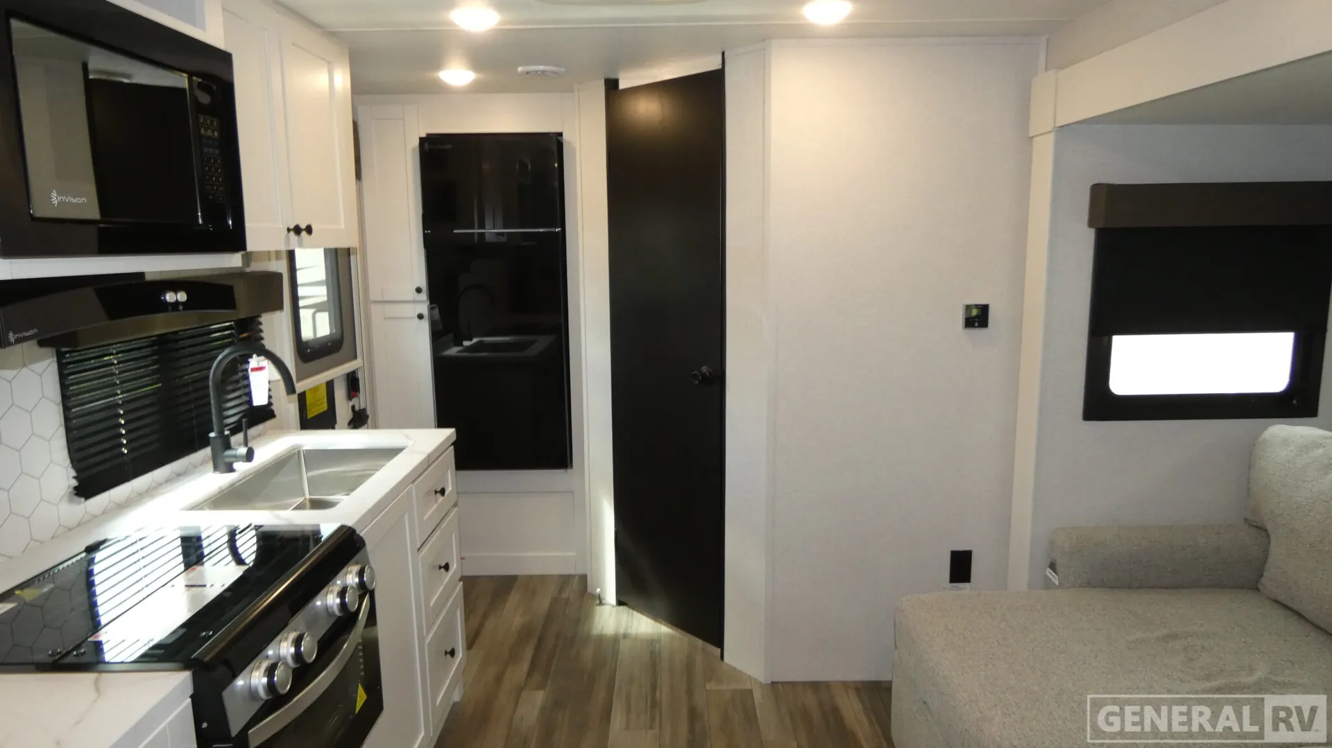 2026 Highland Ridge RV Range Lite 212FB - Photo 3
