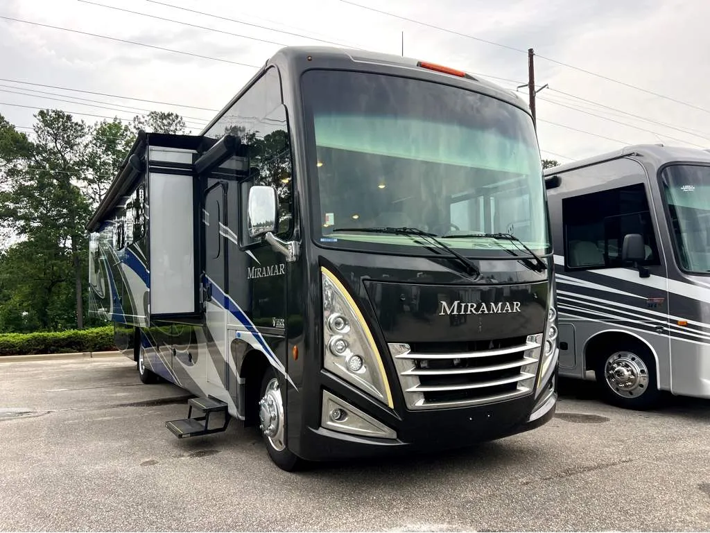 2022 Thor Motor Coach Miramar 35.2 - Photo 2