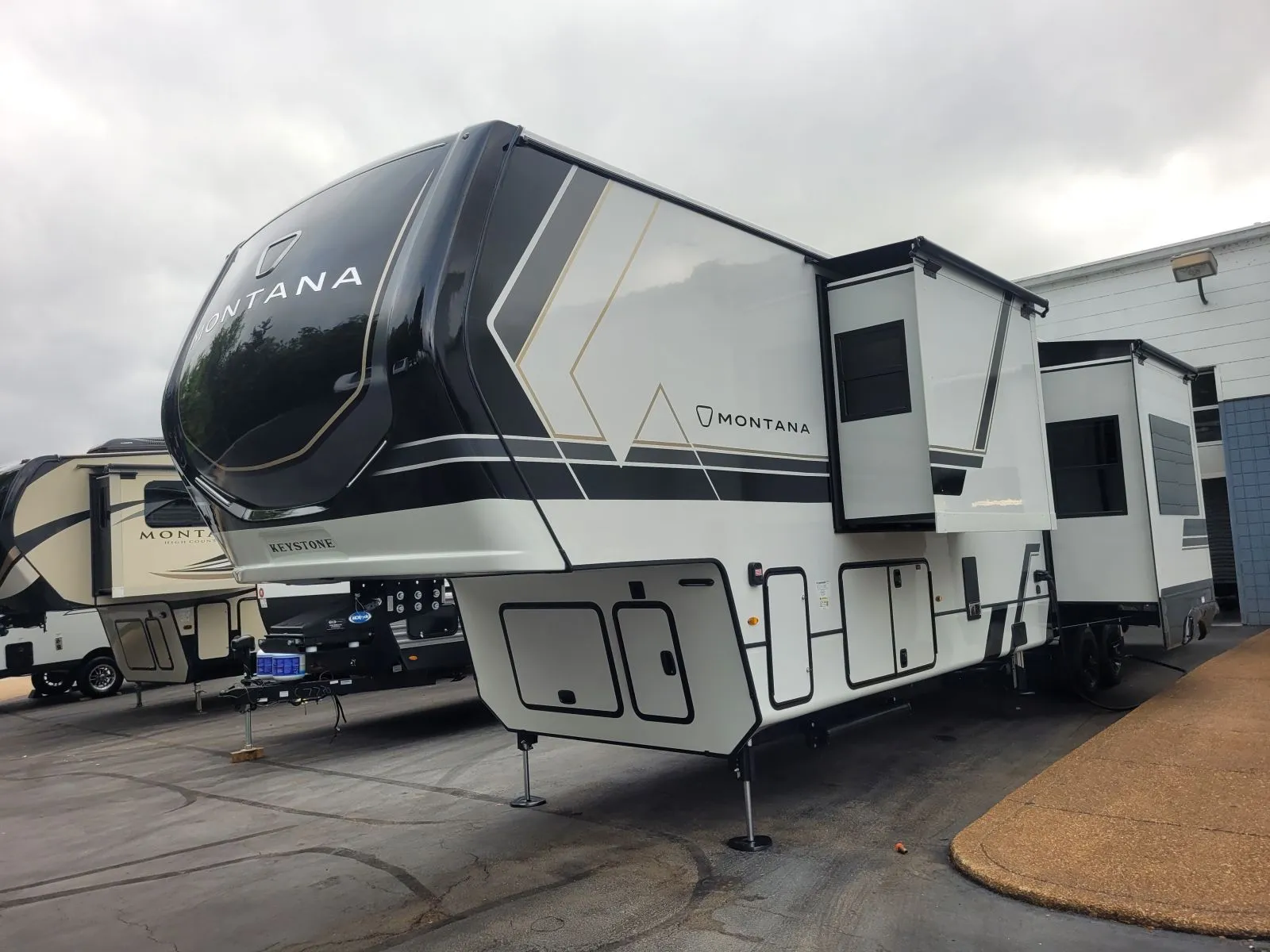 2026 Keystone Montana 3901RK - Photo 3