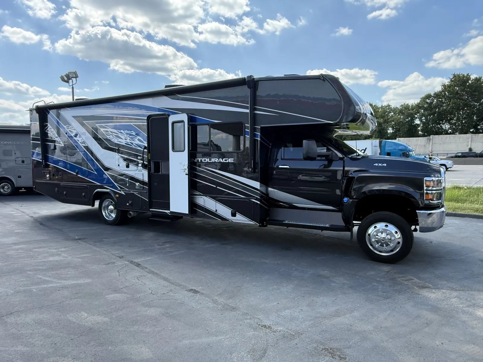 2024 Coachmen Entourage 330DS - Photo 2