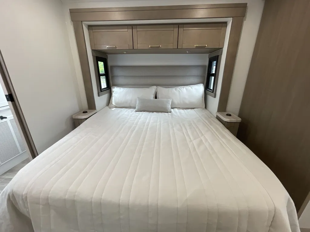 2027 Entegra Coach Vision XL 36C, Photos photo 23