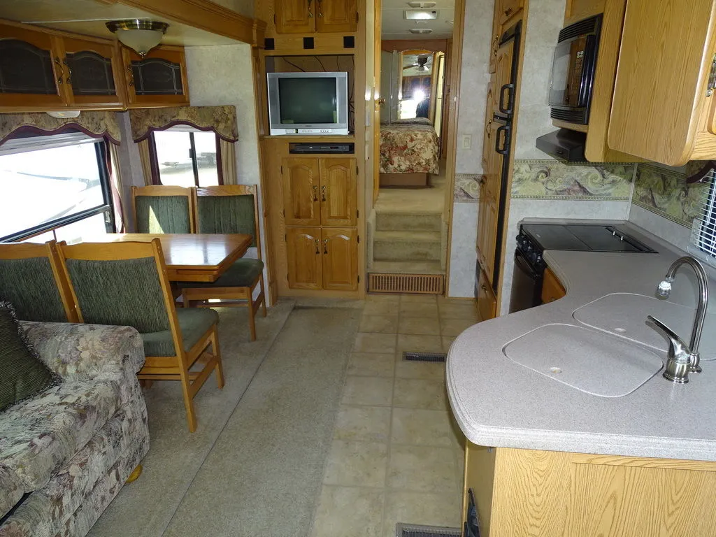 2006 Keystone Montana 2955RL - Photo 4
