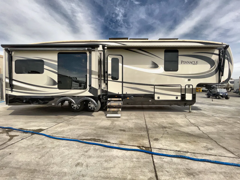 2017 Jayco Pinnacle 36FBTS, Photos photo 5