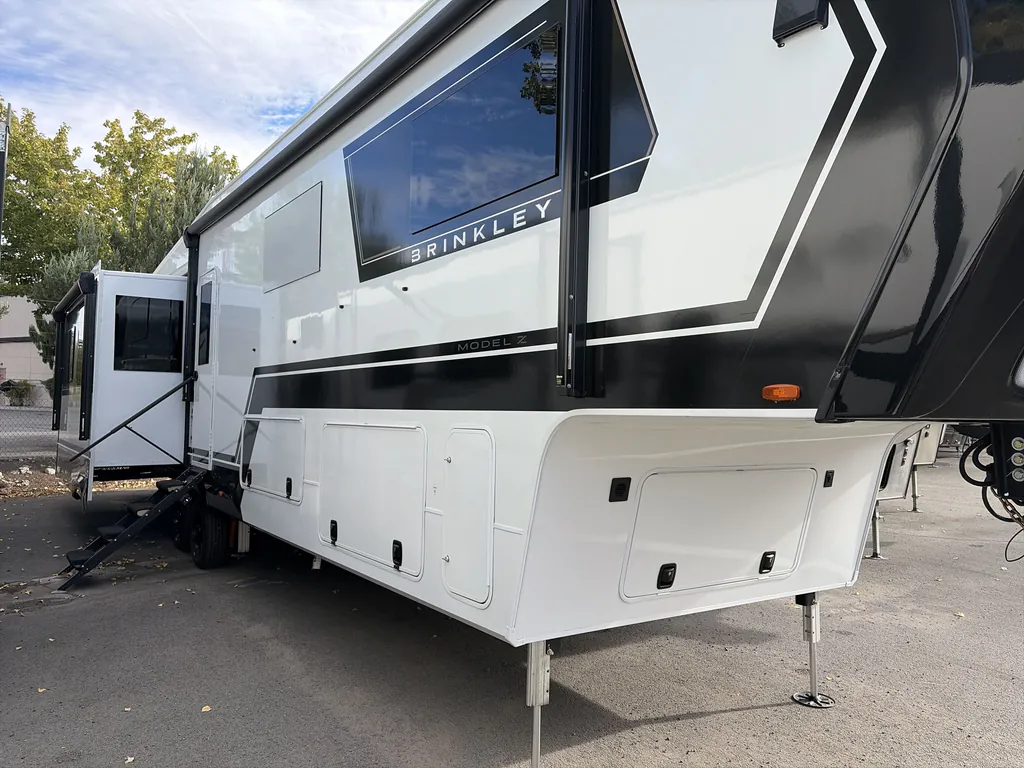 2026 Brinkley Model Z 3100, Photos photo 5