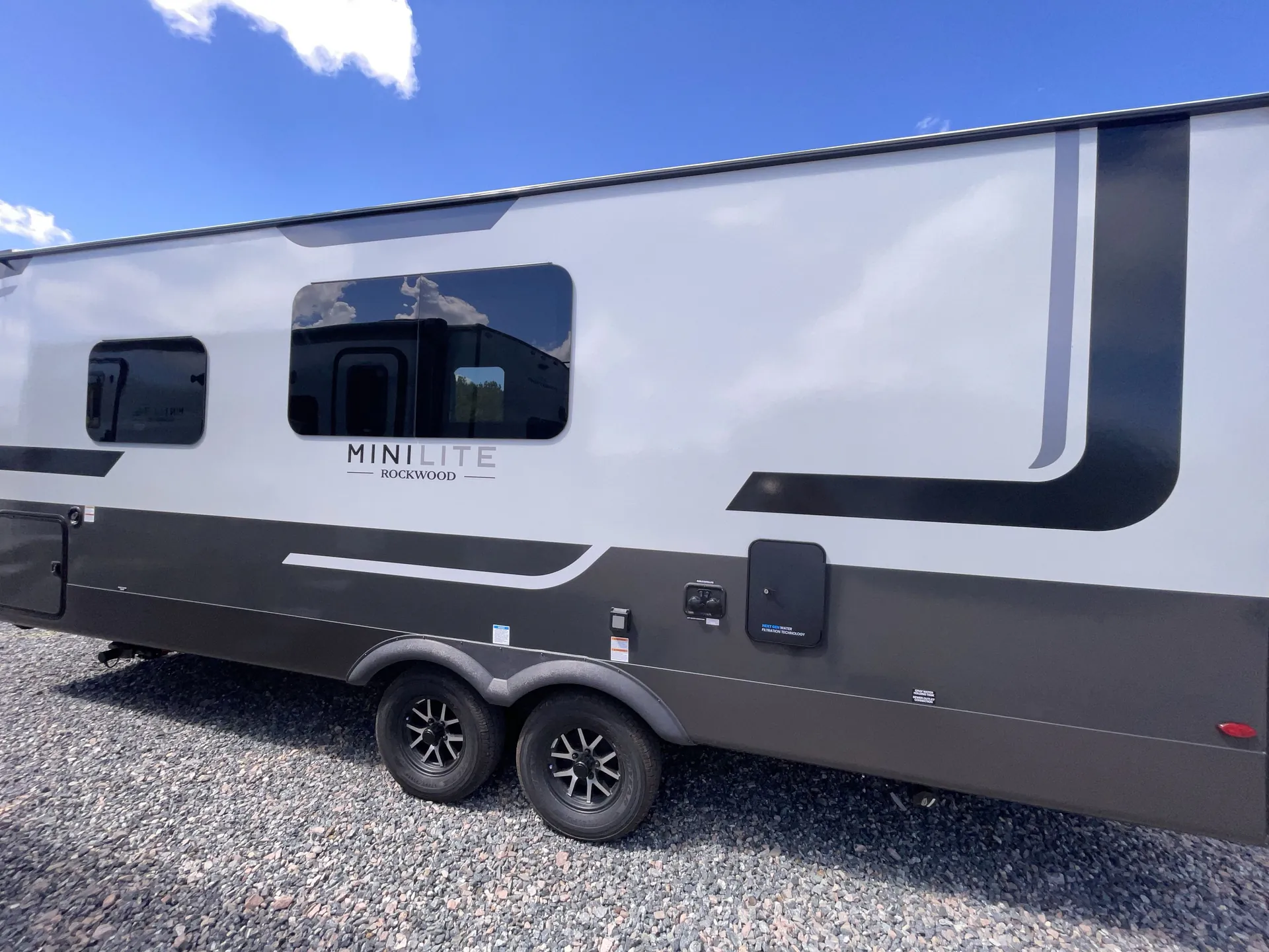 2027 Forest River Rockwood Mini Lite 2524FBT — off campside