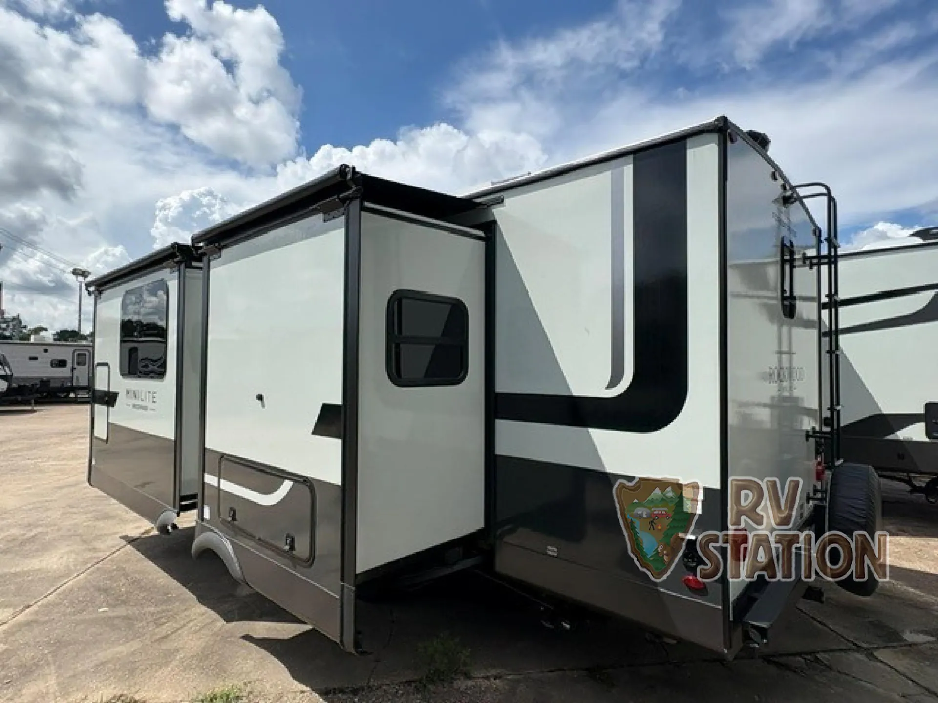 2027 Forest River Rockwood Mini Lite 2523MBR — Photo 5