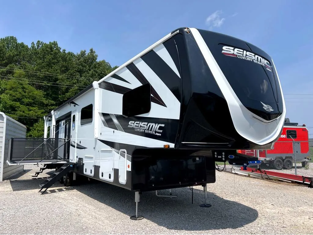 2025 Jayco Seismic Luxury Series 4113 - Photo 2