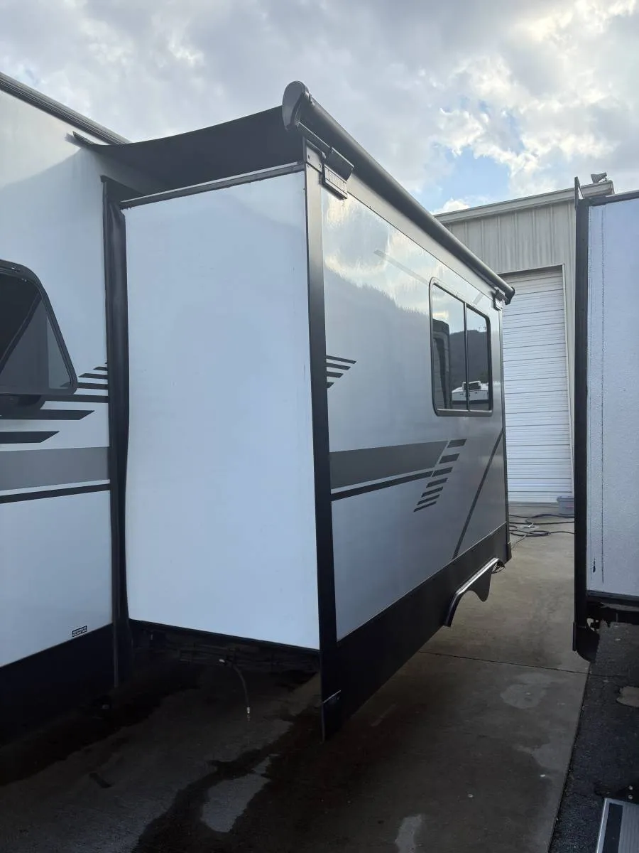 2022 Winnebago Minnie 2301BHS - Photo 3