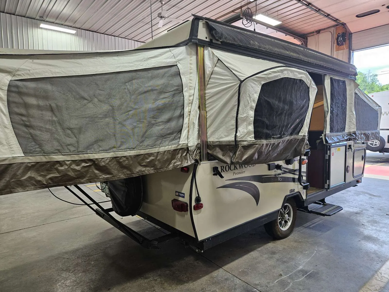 2016 Forest River Rockwood Premier 2514G — Photo 5