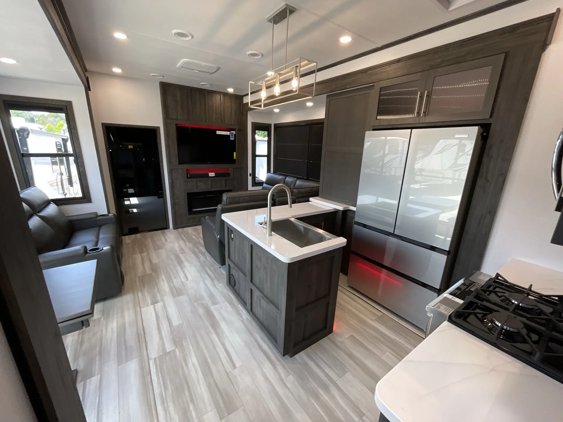 2025 Keystone Fuzion 440 — living area main