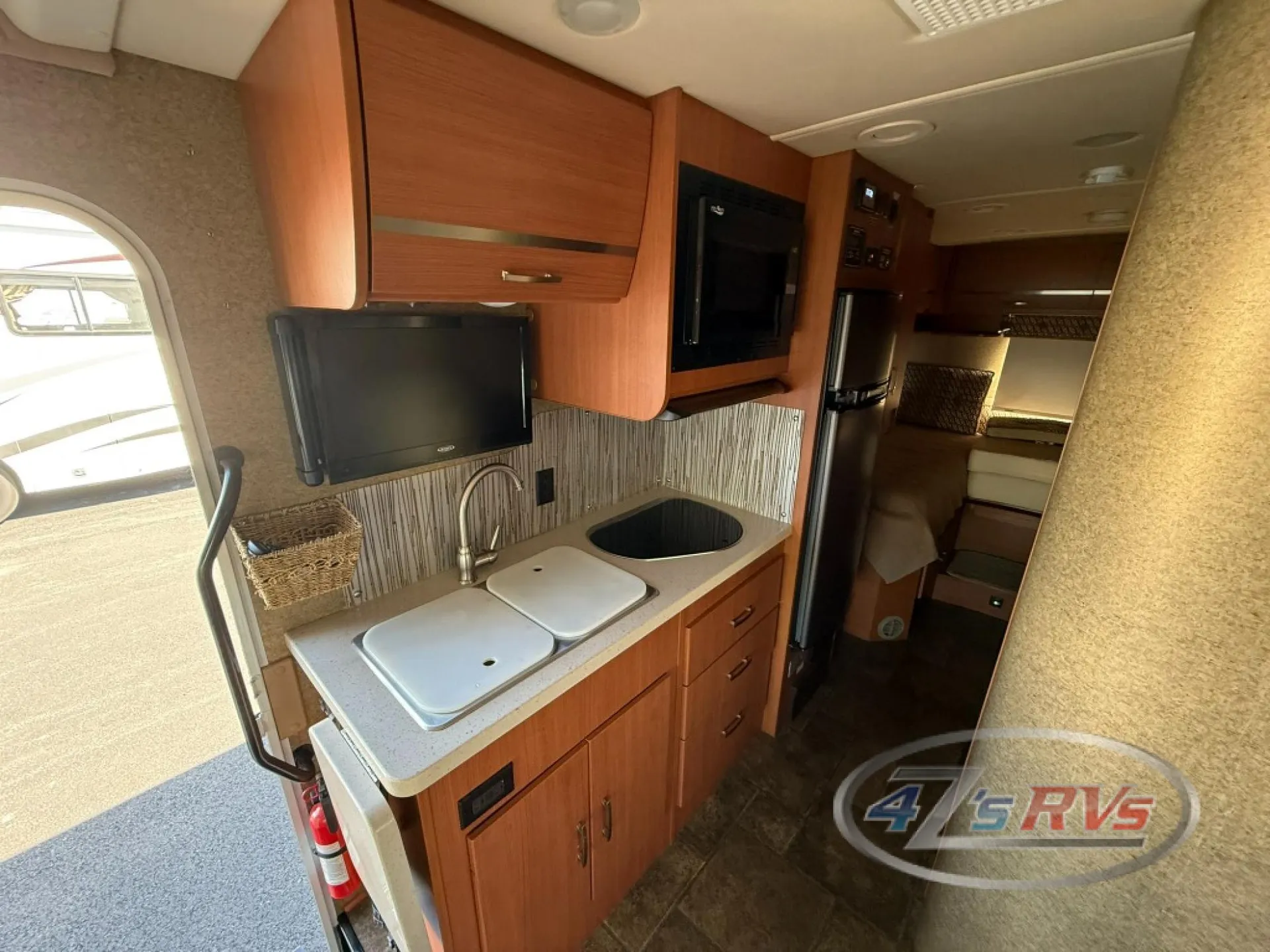 2013 Winnebago Navion 24V - Photo 4