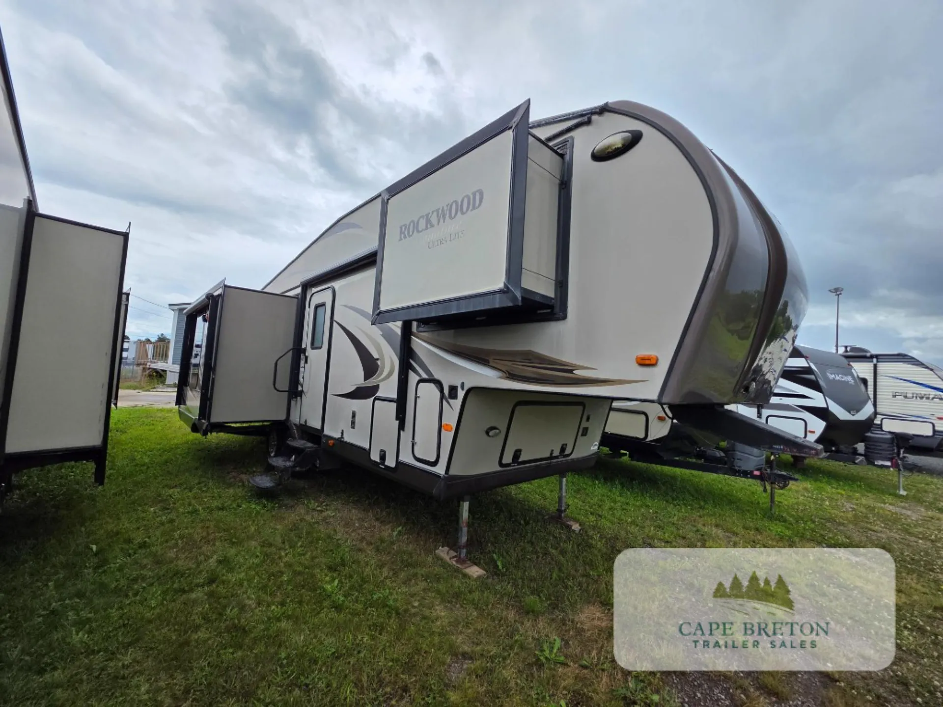 2012 Forest River Rockwood Signature Ultra Lite 8289WS - Photo 3