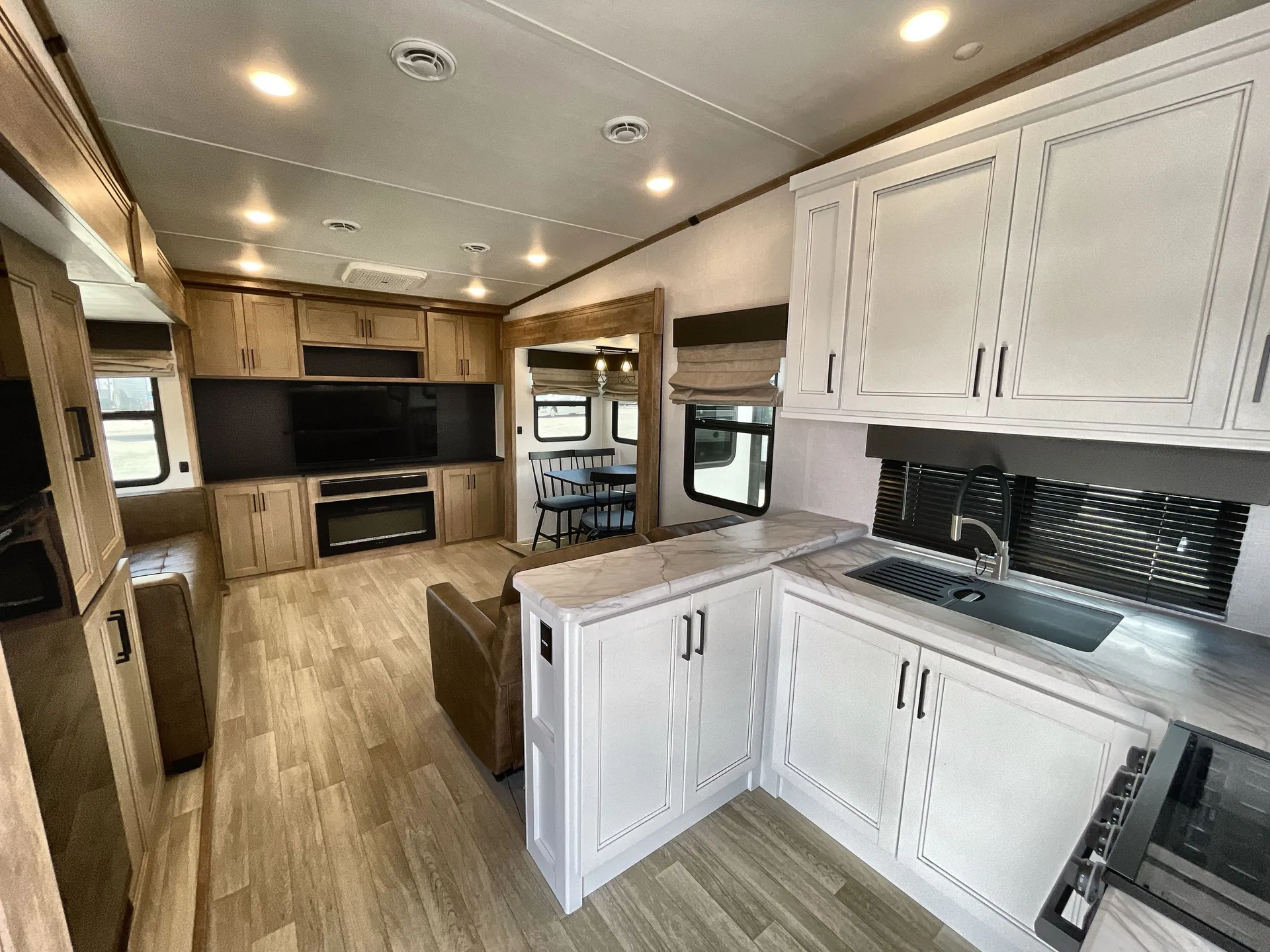 2024 Keystone Arcadia Super Lite 294SLRD — living area main