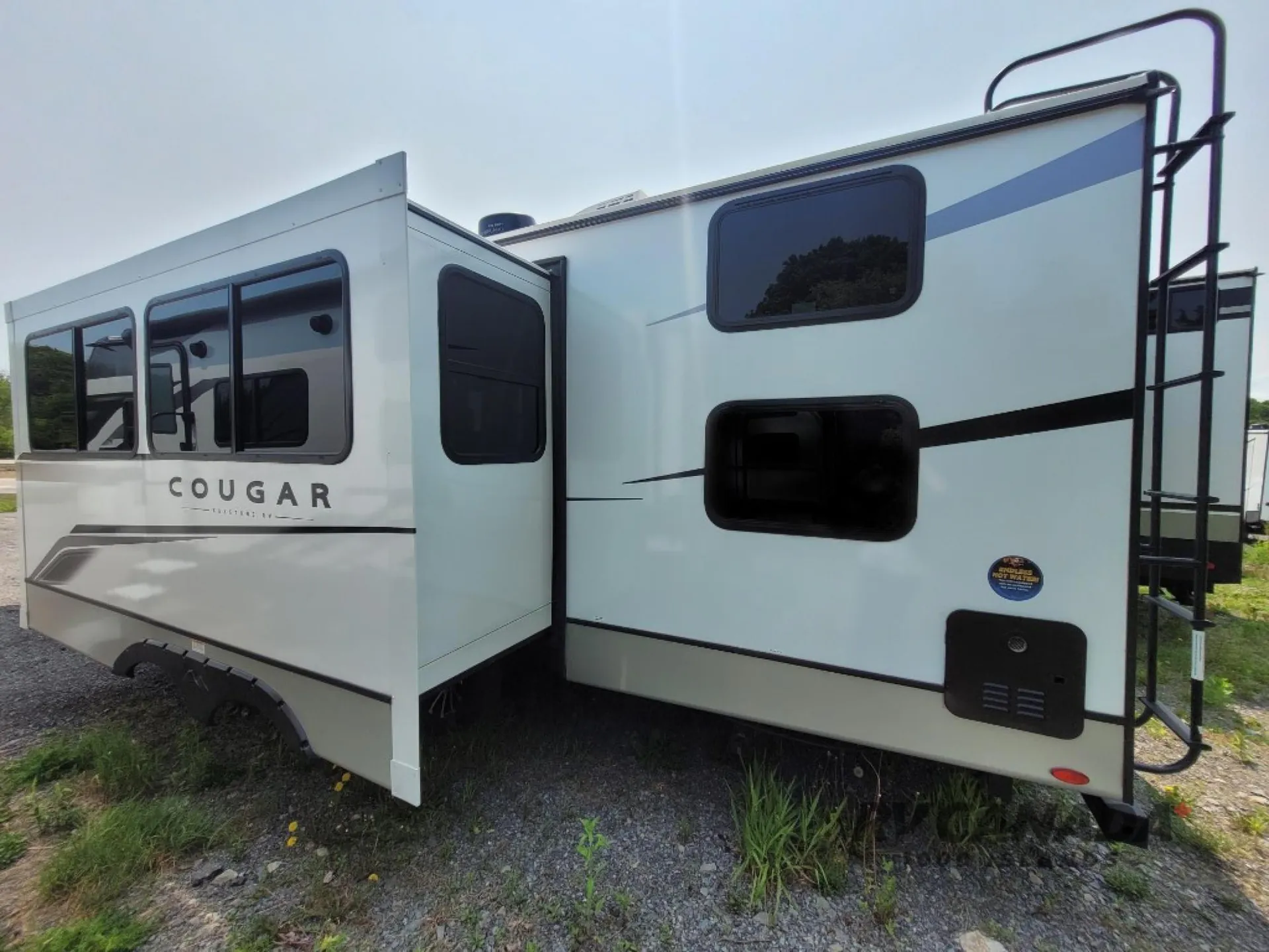 2025 Keystone Cougar Half-Ton East 28BHS - Photo 3