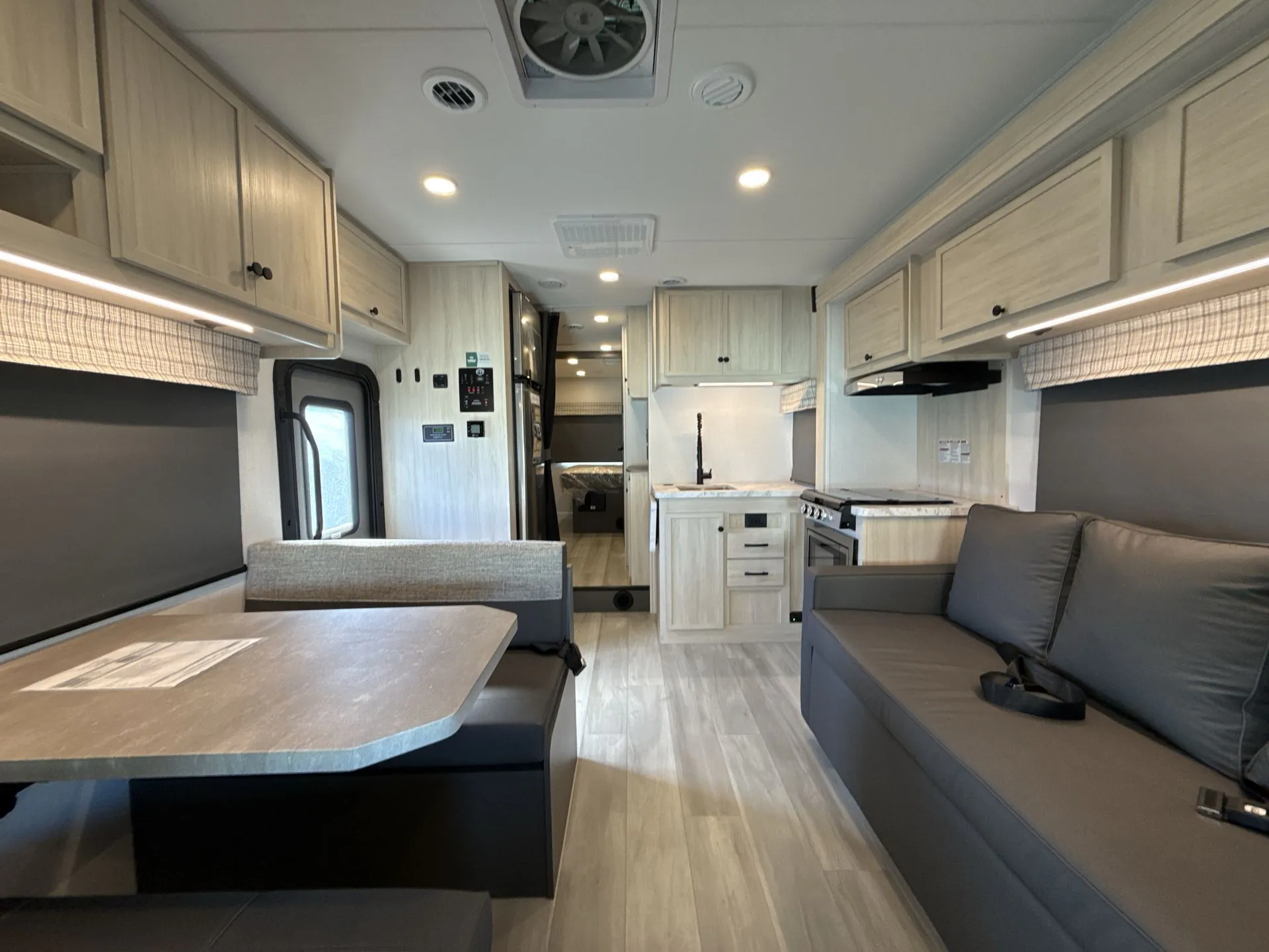 2027 Forest River Sunseeker LE 3250DSLE — Photo 7