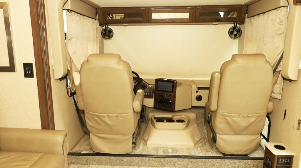 2019 Thor Motor Coach Hurricane 34R - Photo 4