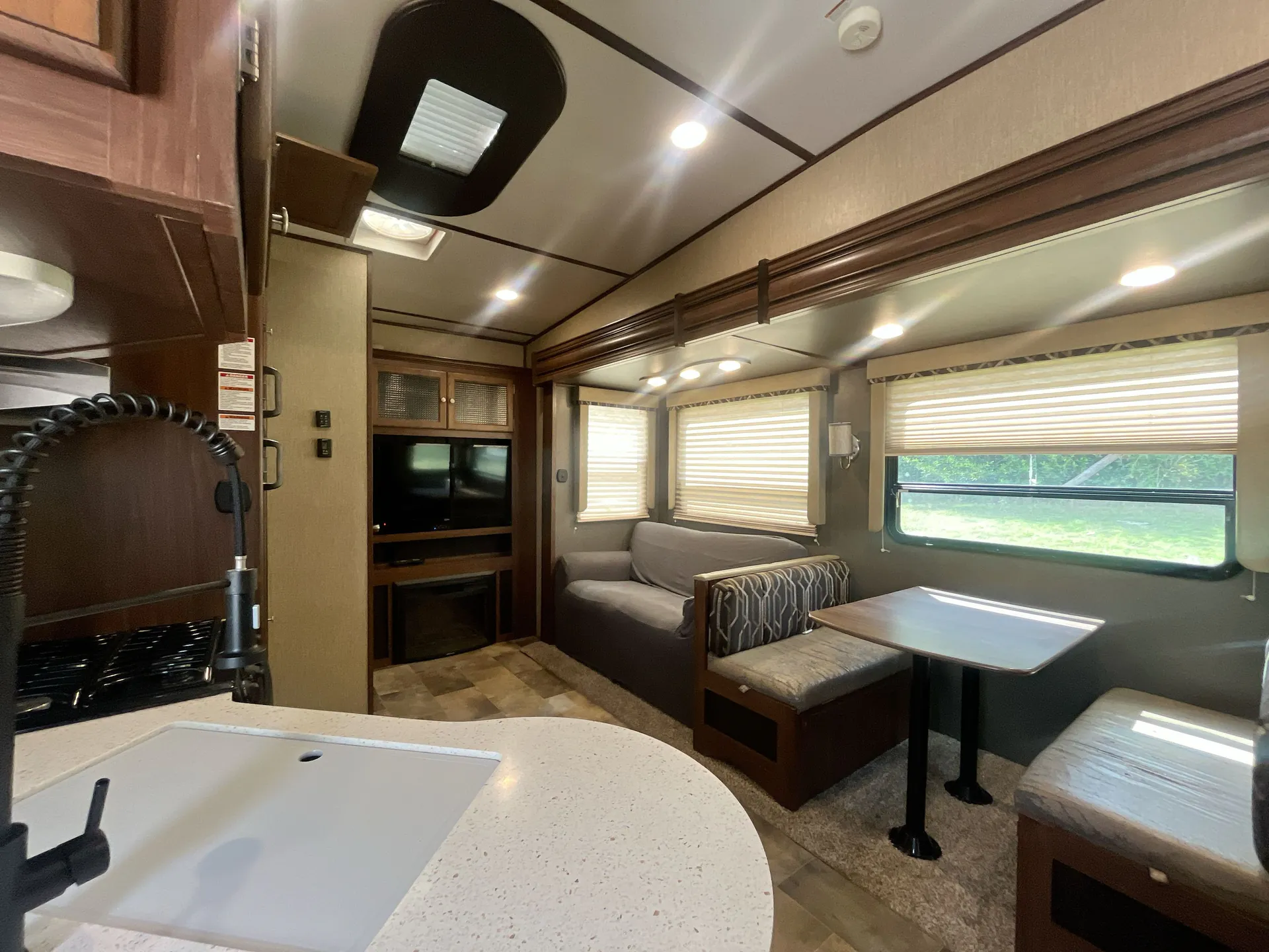 2018 Keystone Sprinter 293FWBHS — living area main