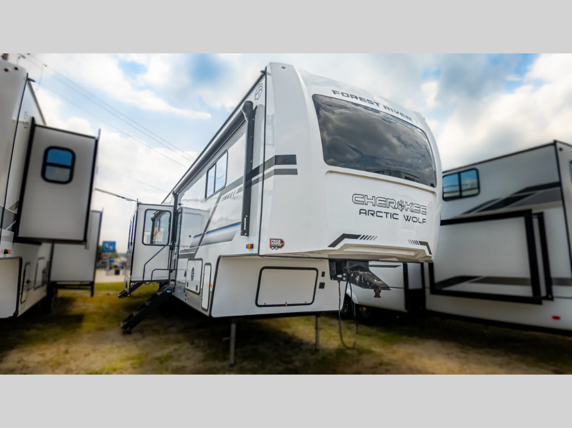 2025 Forest River Cherokee Arctic Wolf 3800DECK - Photo 2