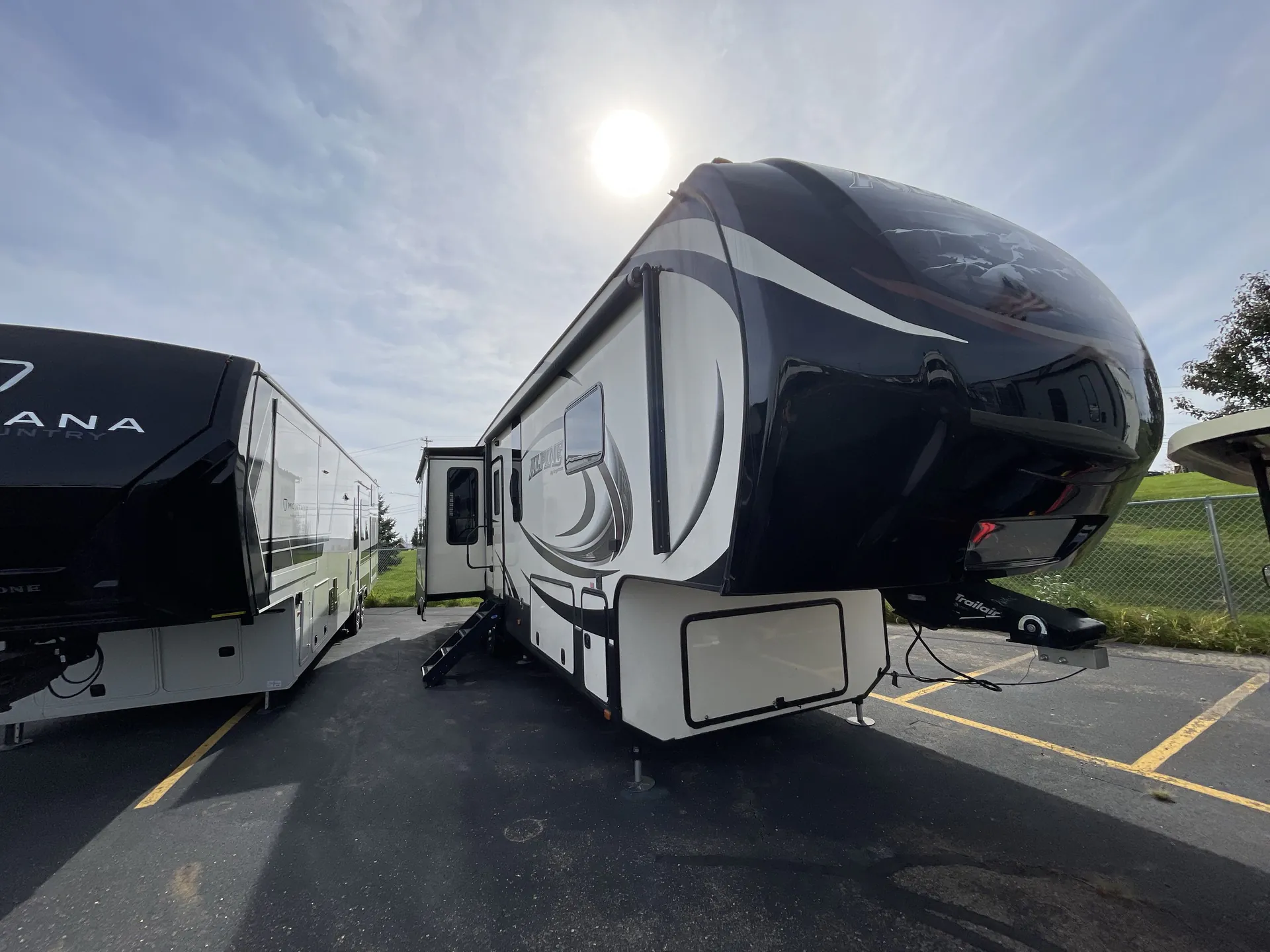2015 Keystone Alpine 3510RE - Photo 2