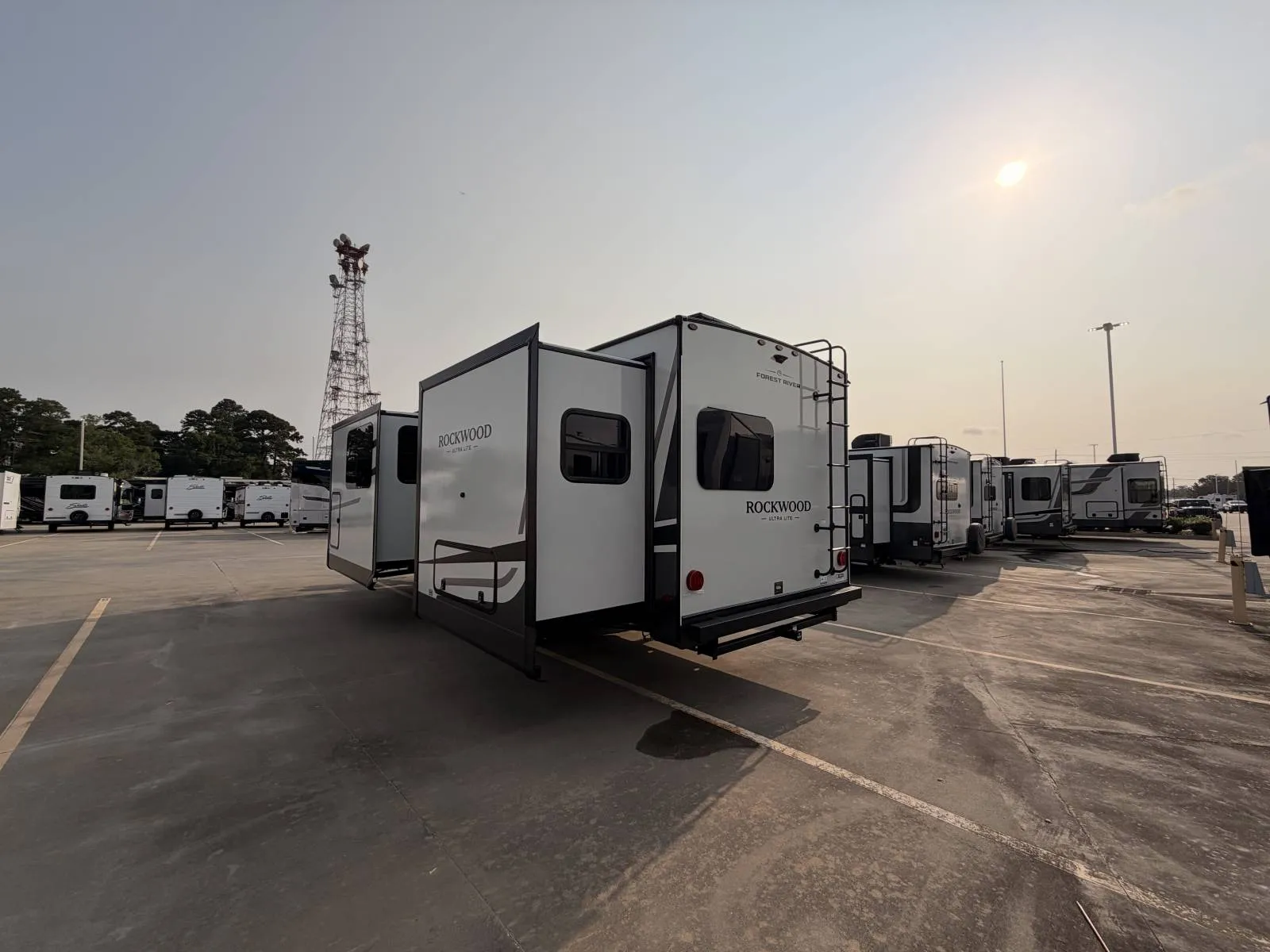 2027 Forest River Rockwood Ultra Lite 2619FK - Photo 3