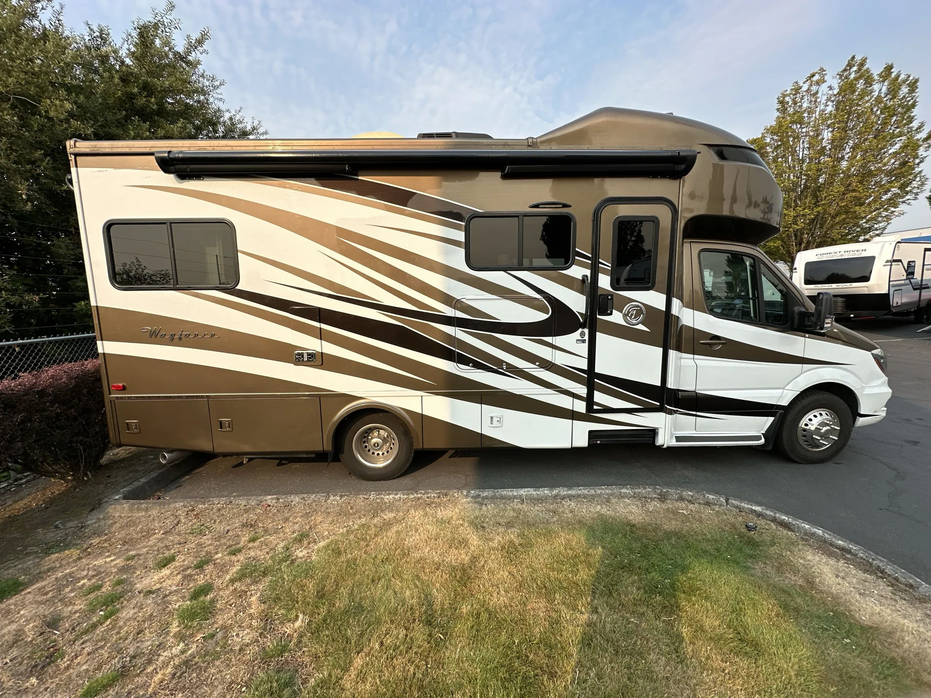 2018 Tiffin Wayfarer 24 BW — campside