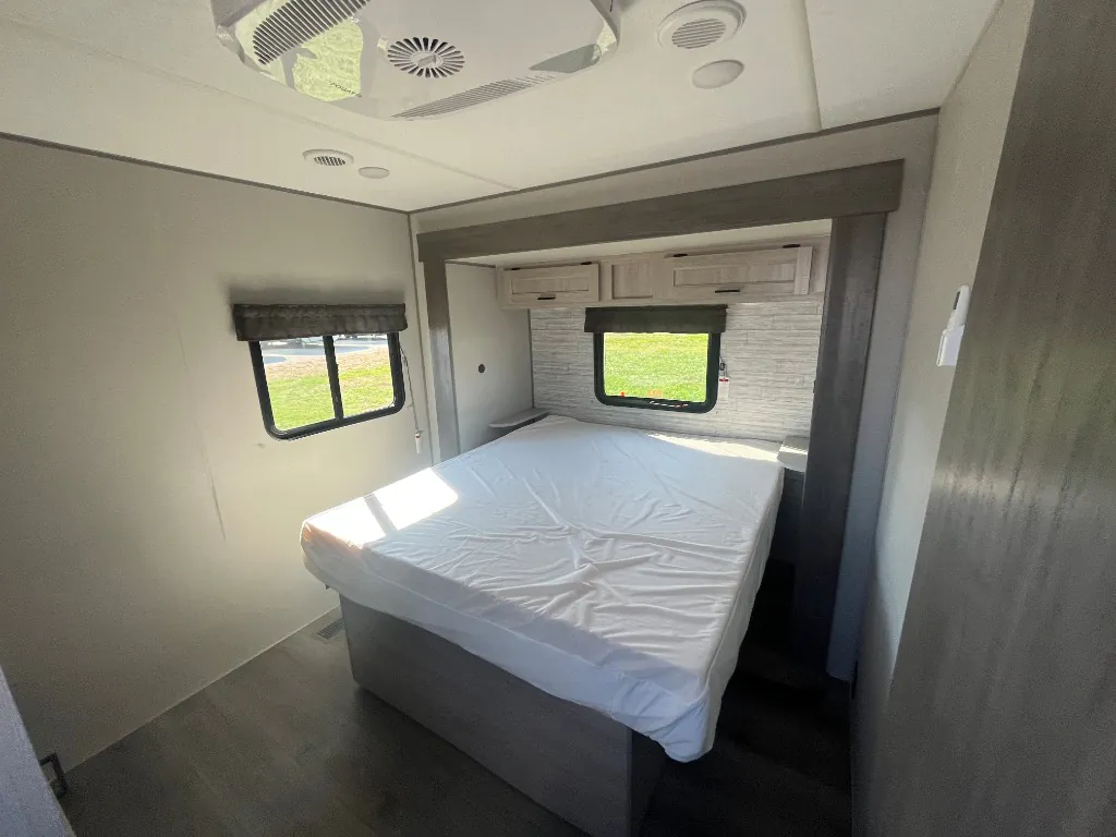 2024 Coachmen Catalina Legacy Edition 333FKTS, Photos photo 40