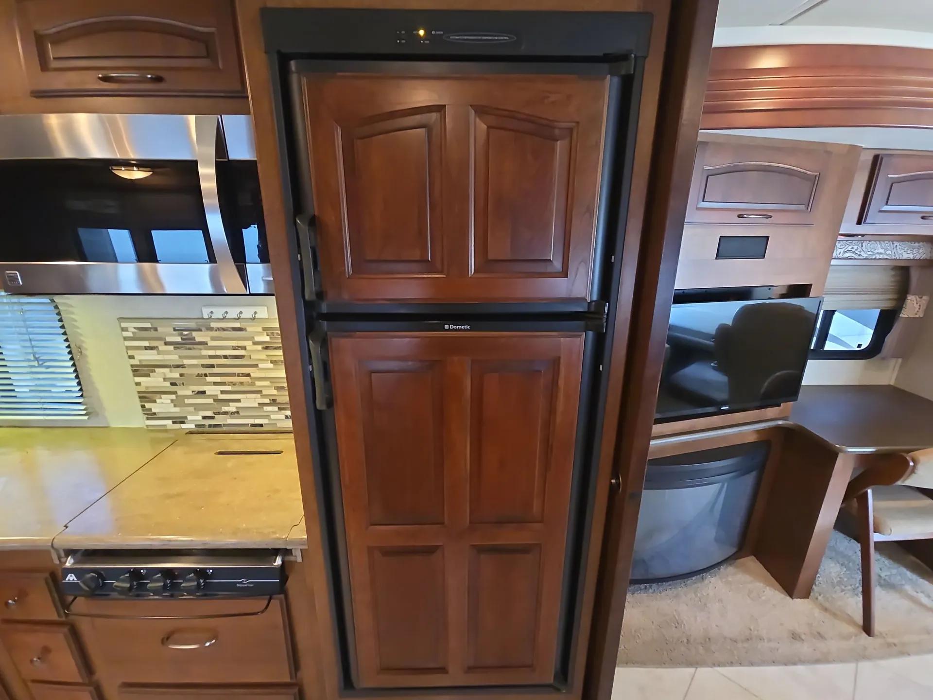 2014 Coachmen Encounter 37TZ dealer photo 8 from Camping World