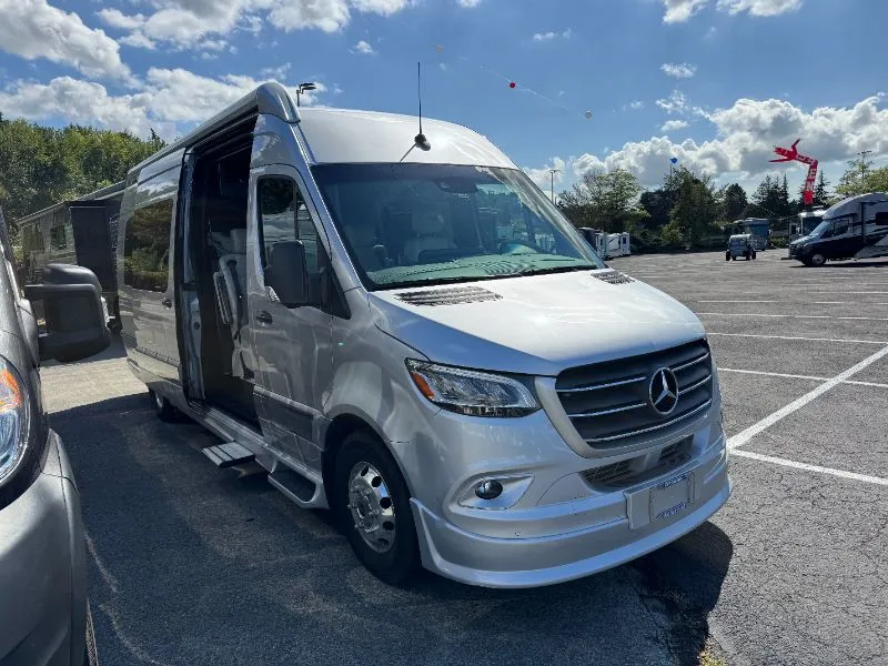 2023 Grech RV STRADA-ion AWD LOUNGE - Photo 2