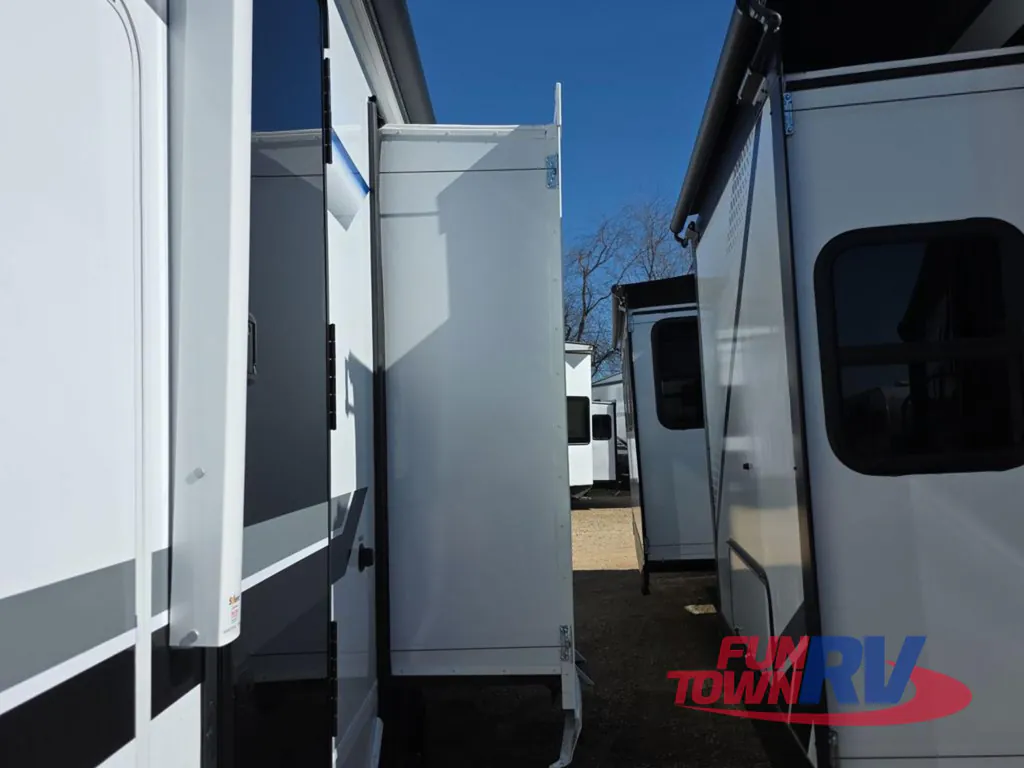 2026 Forest River Cherokee Alpha Wolf 33BH, Photos photo 8