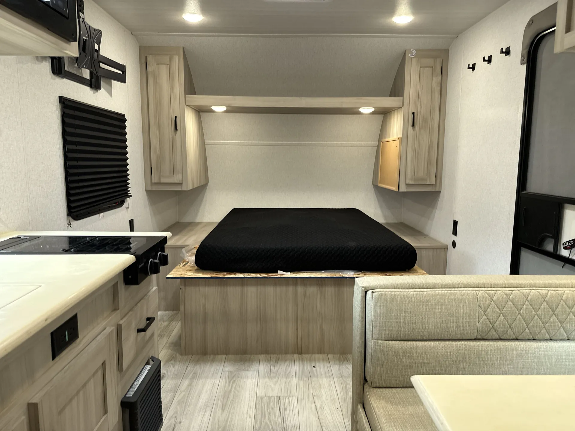 2025 East to West Della Terra LE 160RBXLE — living area main