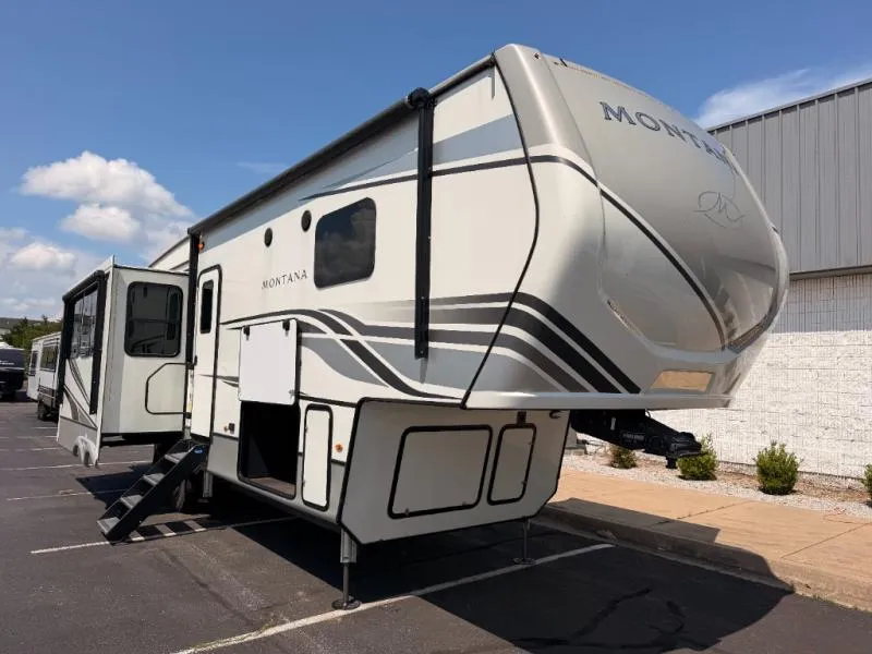 2022 Keystone Montana 3121RL - Photo 2