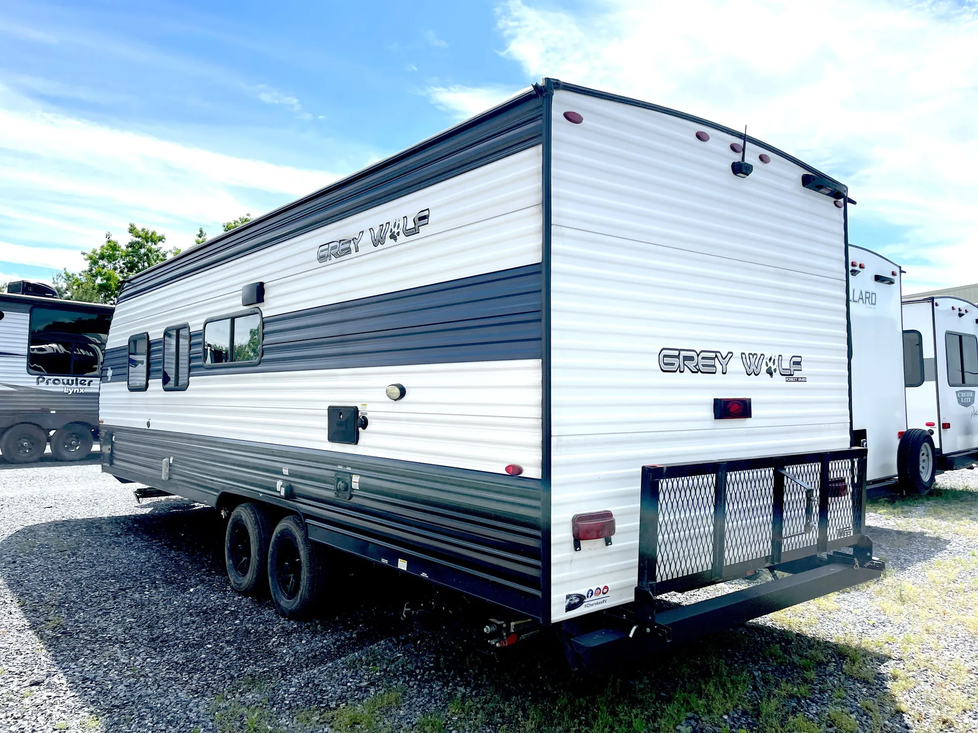 2023 Forest River Cherokee Grey Wolf 26DJSE — off campside